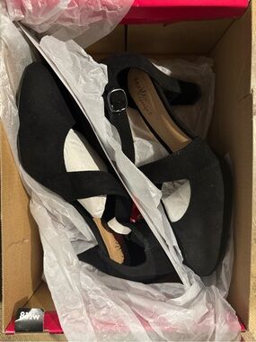 Black Mary Jane style Heels with Cross Strap NIB